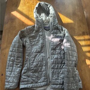Thin, packable women’s puffer. No stains or issues.
